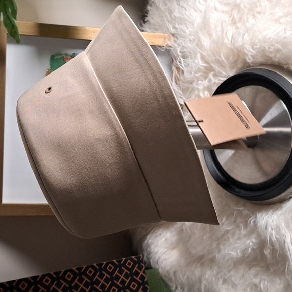 Burberry NWTs 3 Globe Logo Bucket Hat  Unisex - Picture 3 of 13